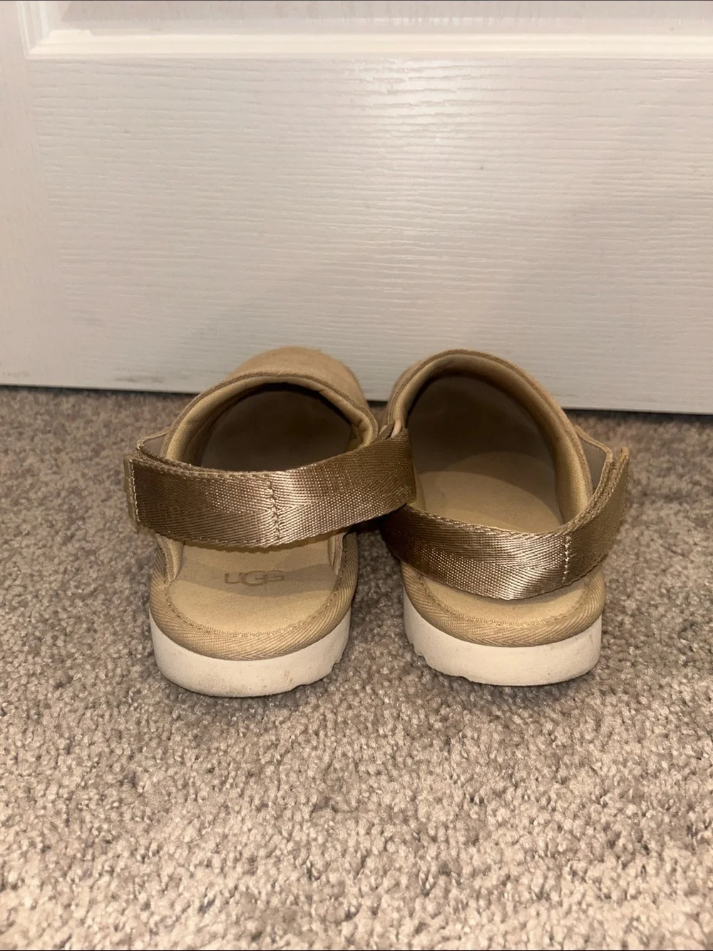 UGG® Goldenstar Clog - Big Kid Size 6, (women’s size 8)
